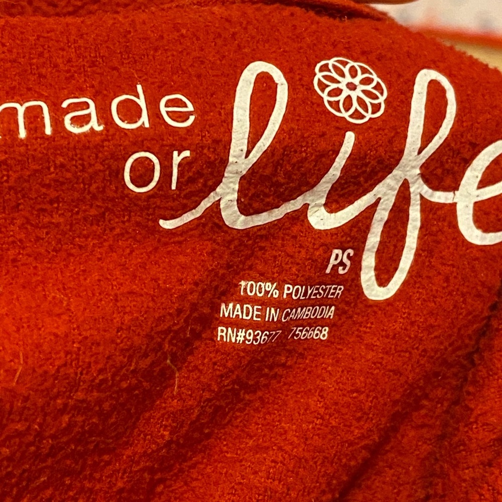 Red sweater! - Picture 2 of 2